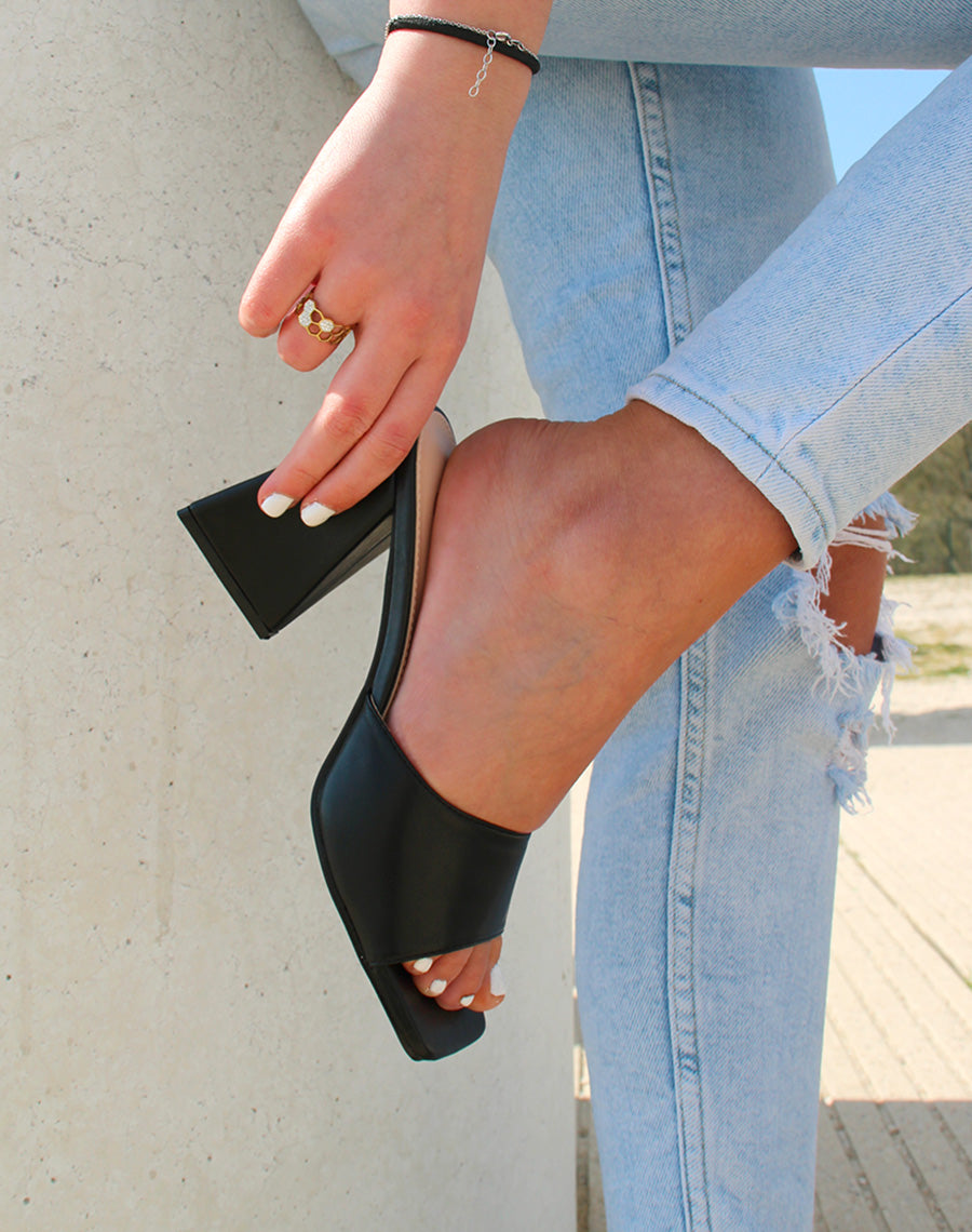 Mules noires à talon triangulaire