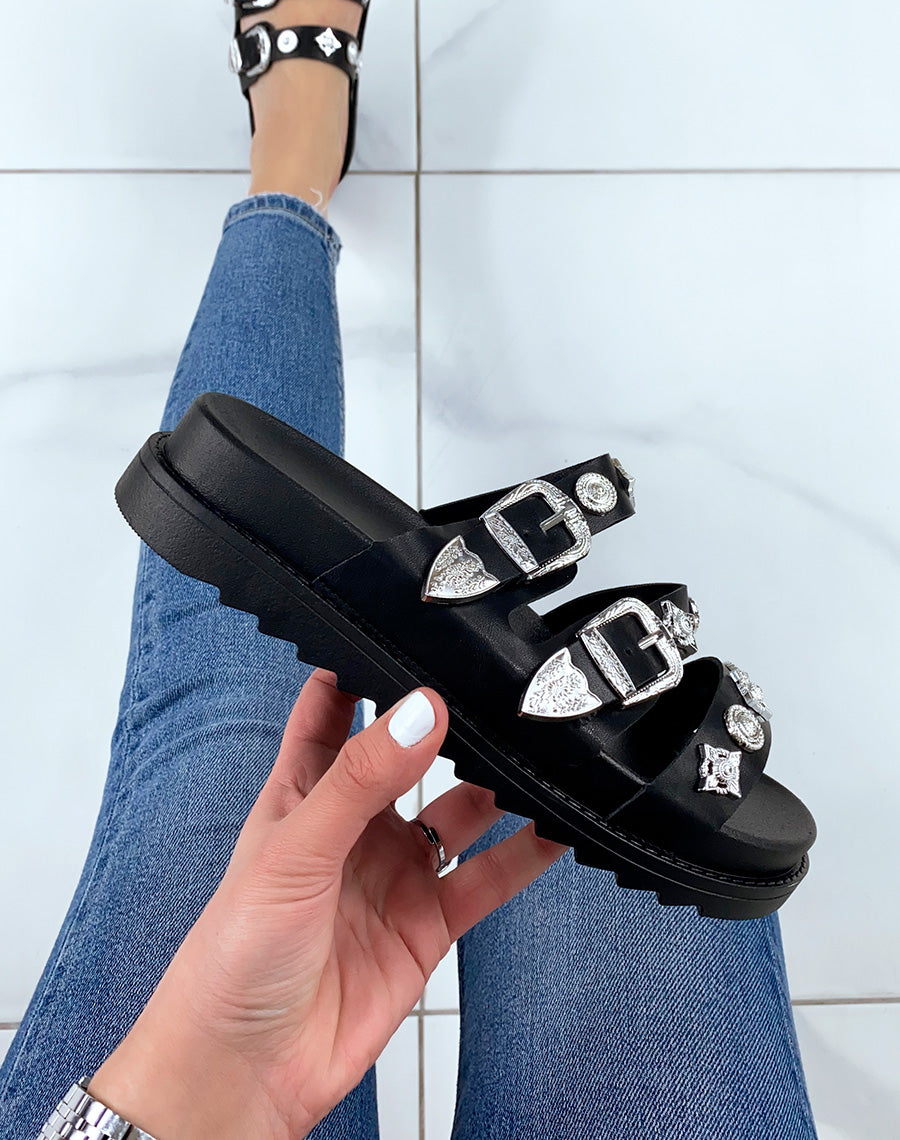 Mules noires à triple brides à bijoux argentés