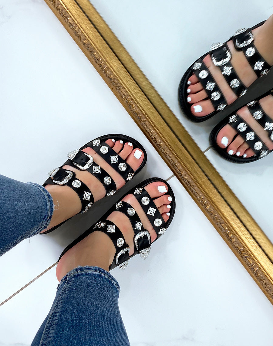 Mules noires à triple brides à bijoux argentés