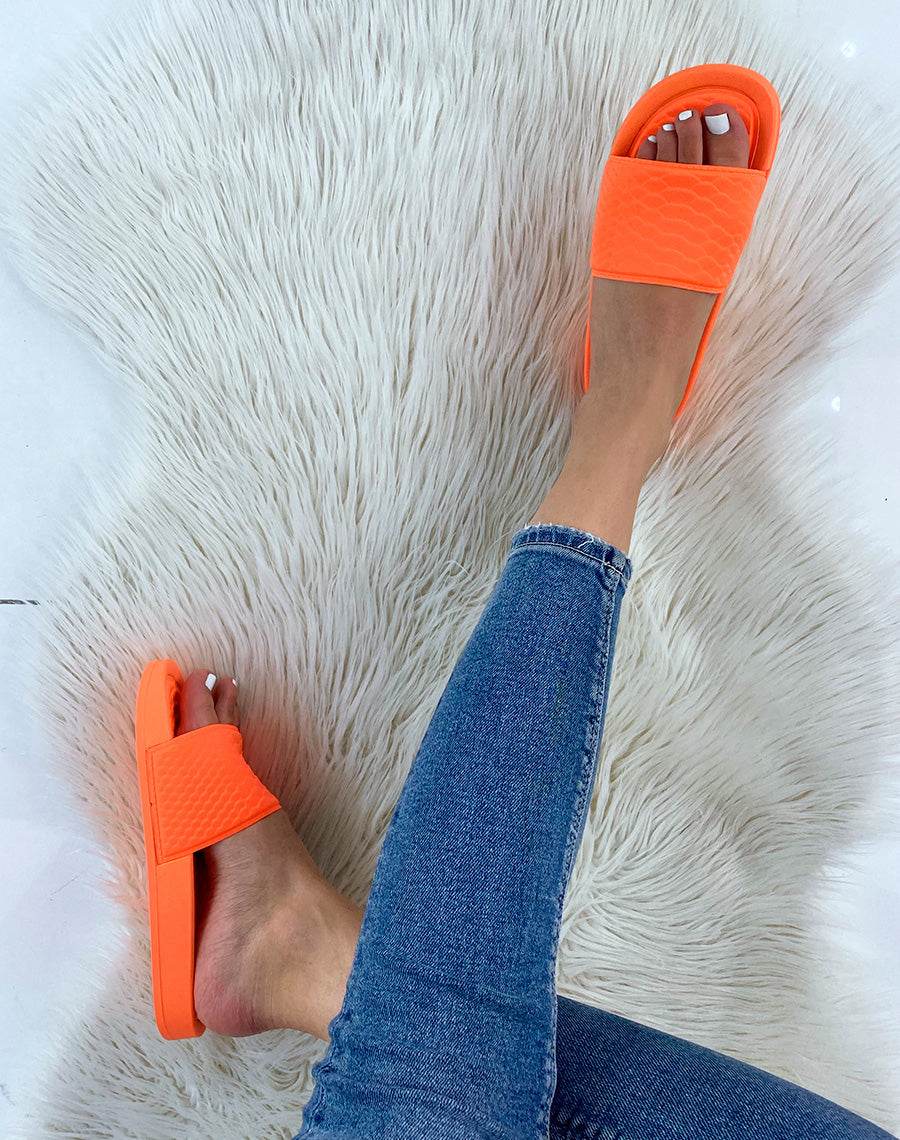 Mules orange fluo effet snake 