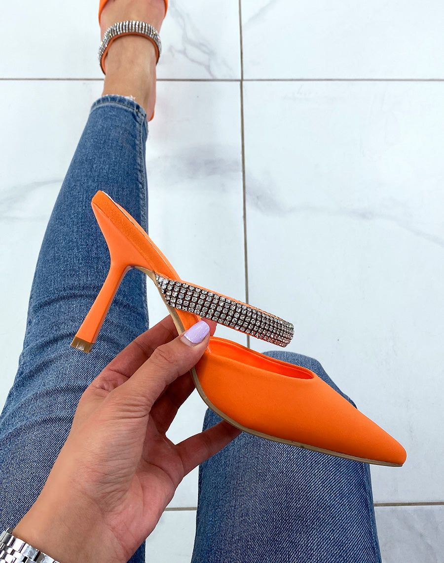 Mules oranges à talon bout pointu et lanière à strass