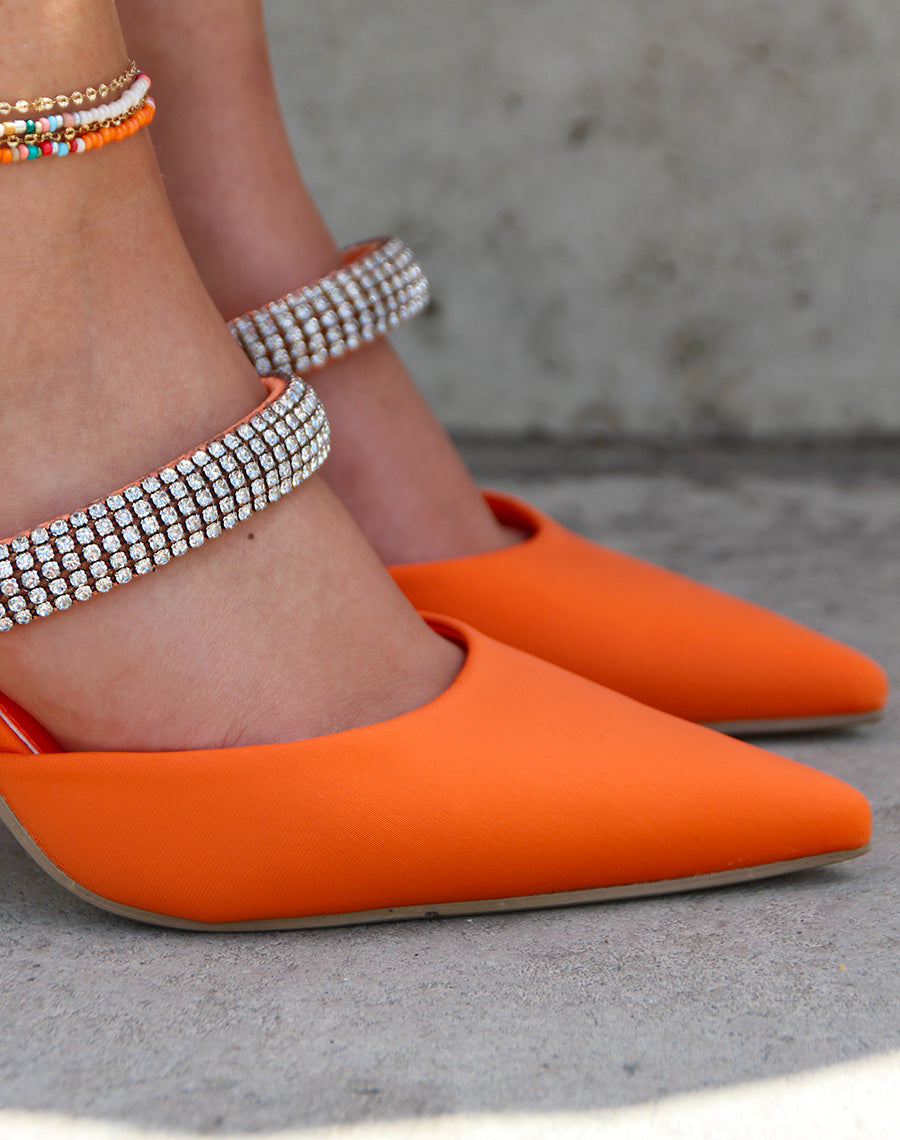 Mules oranges à talon bout pointu et lanière à strass