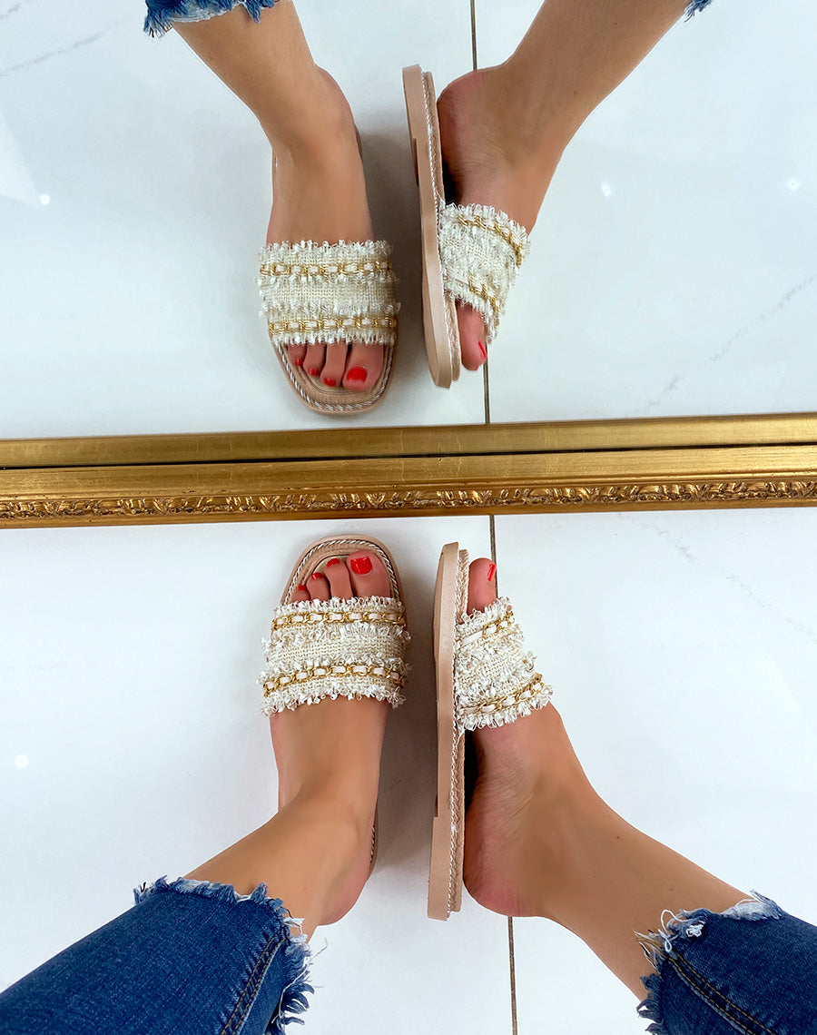 Mules plate beiges à multiples détails et fine chaîne dorée