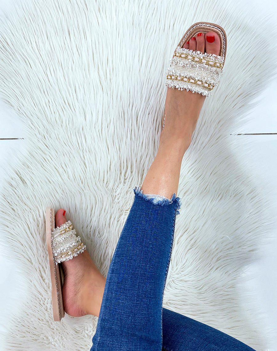 Mules plate beiges à multiples détails et fine chaîne dorée