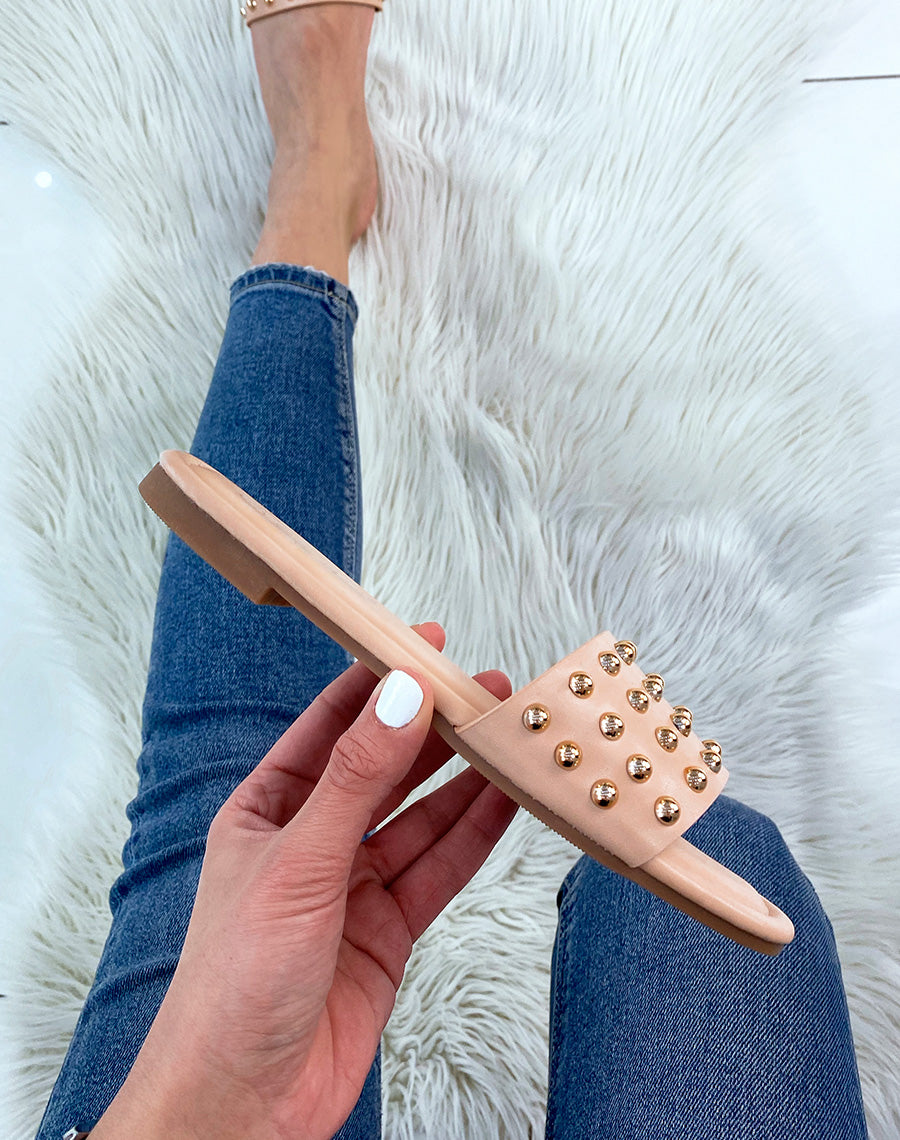 Mules plates beiges cloutées