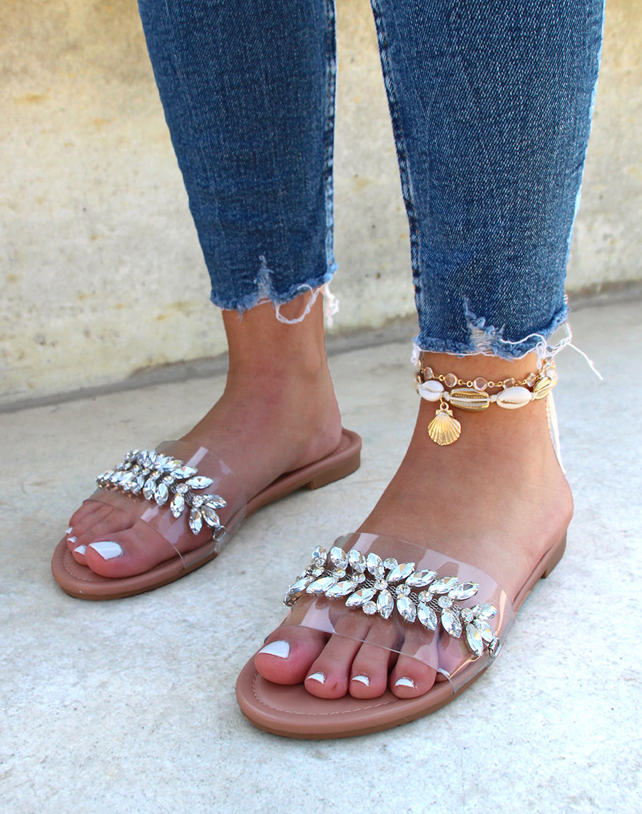 Mules plates beiges à détail en bijou argenté en forme de feuille