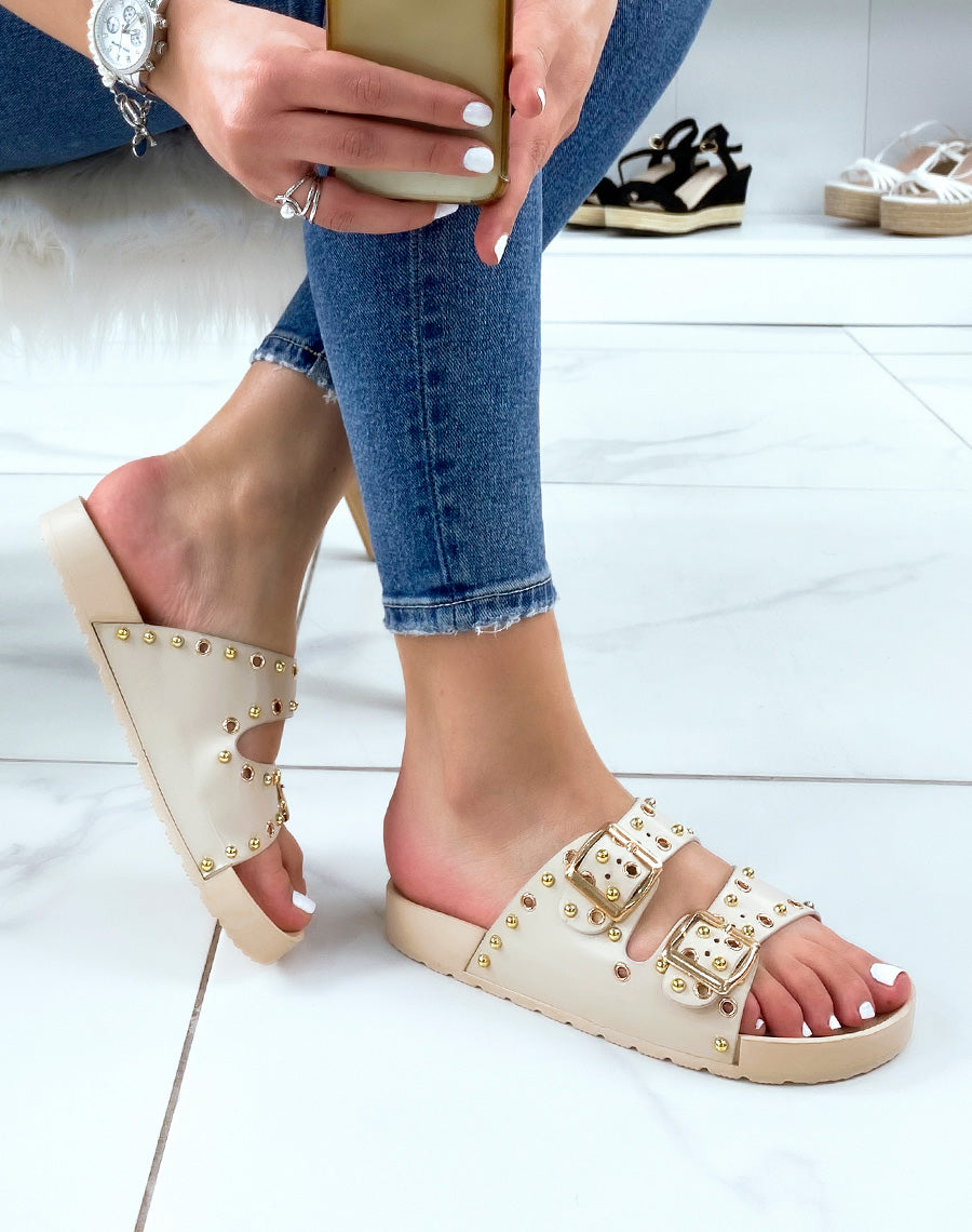 Mules plates beiges à lanières ajustables et clous dorés