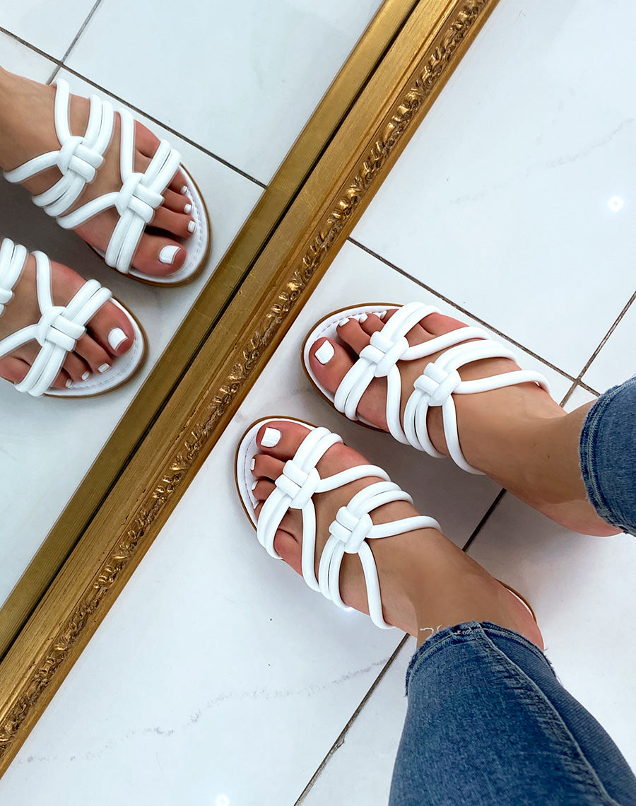 Mules plates blanches à brides entrecroisées