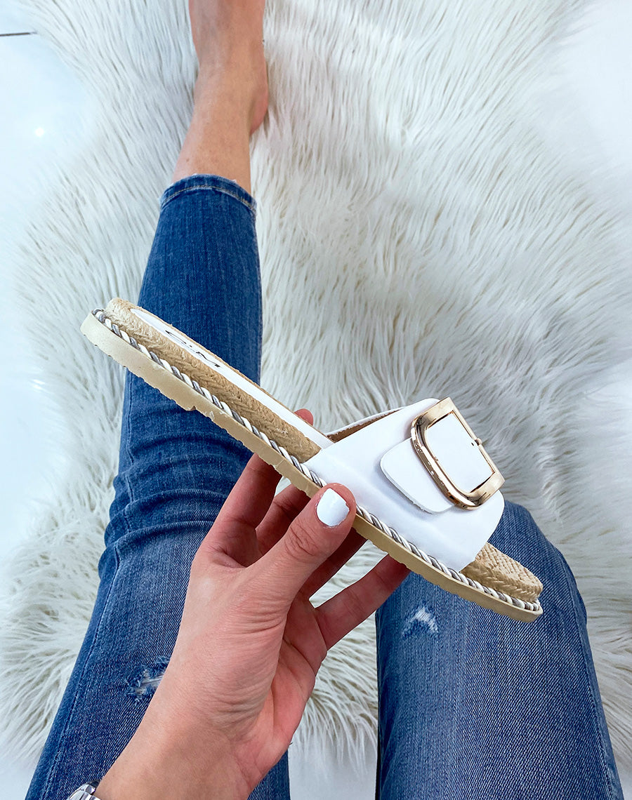 Mules plates blanches à détail doré