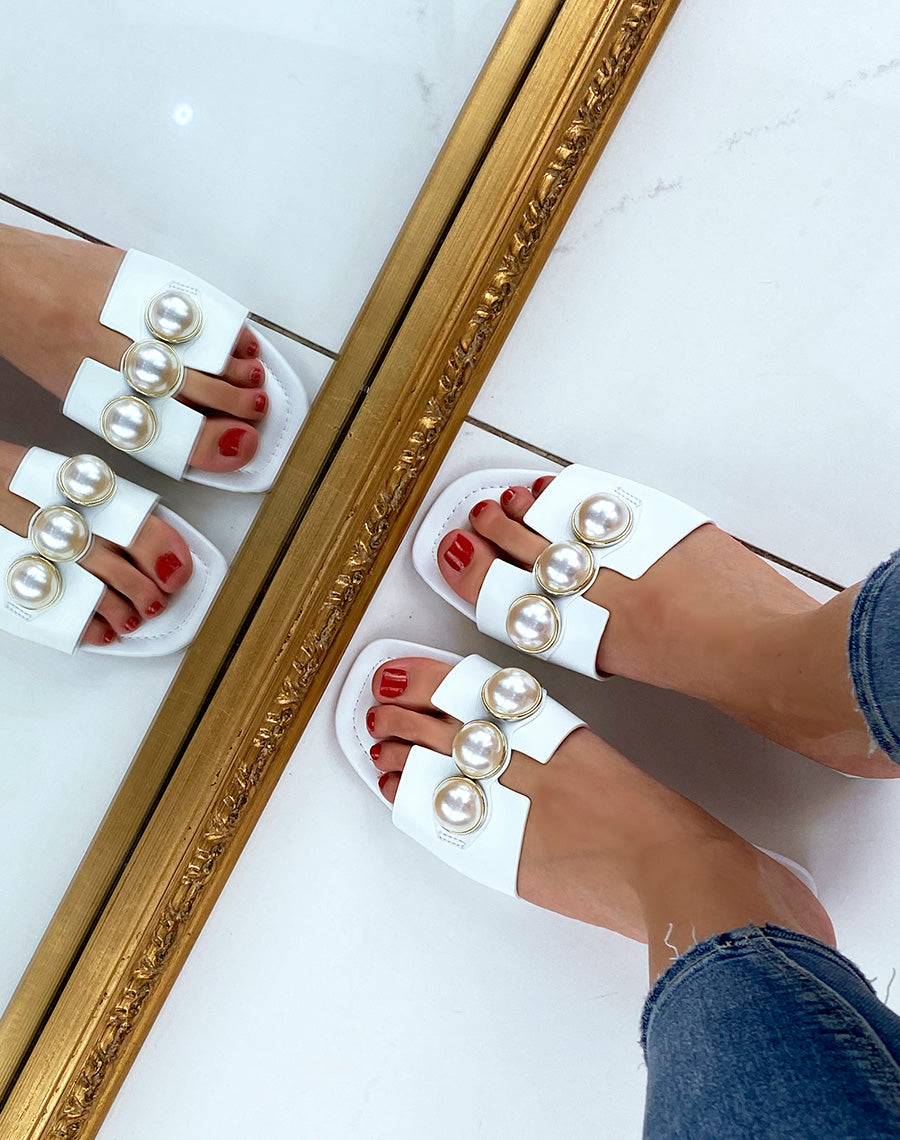 Mules plates blanches perlées