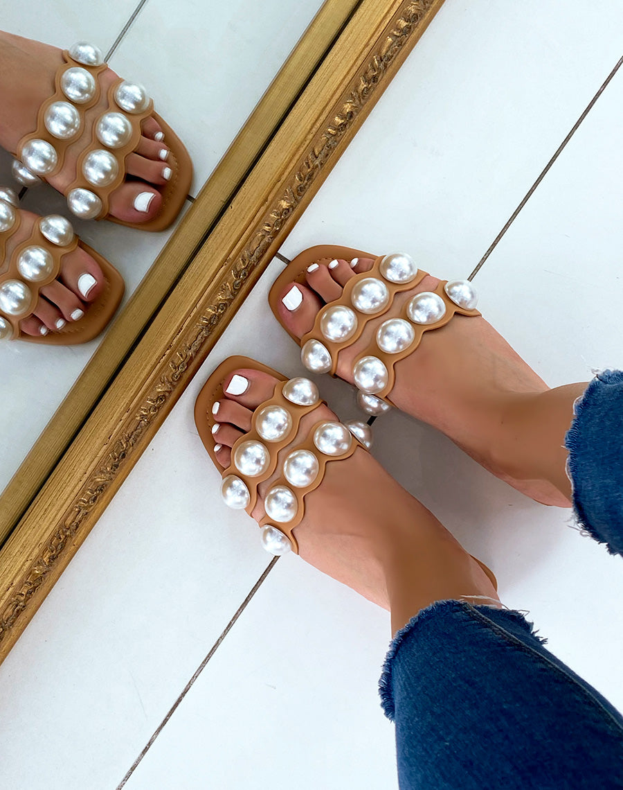 Mules plates camel à double brides et perles blanches