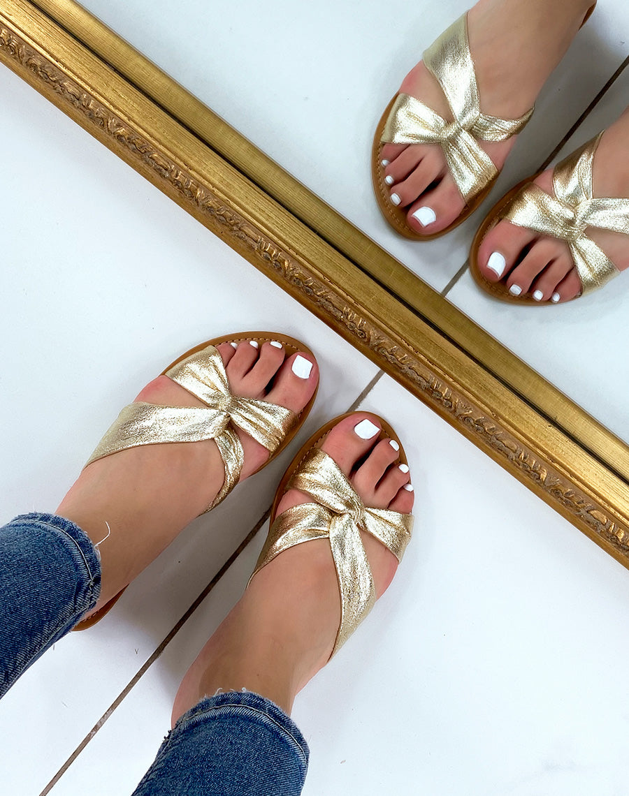 Mules plates dorées à bride croisée