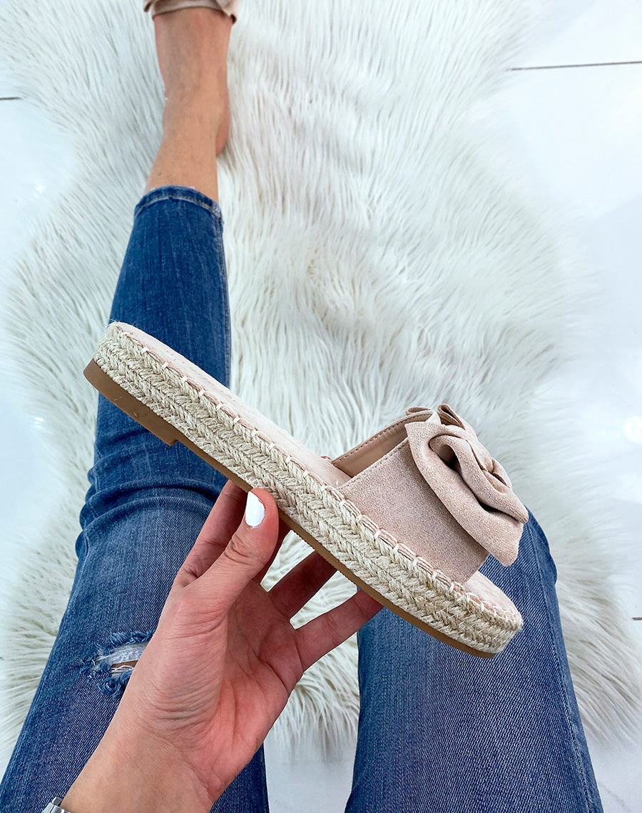 Mules plates en suédine beige en forme de nœud