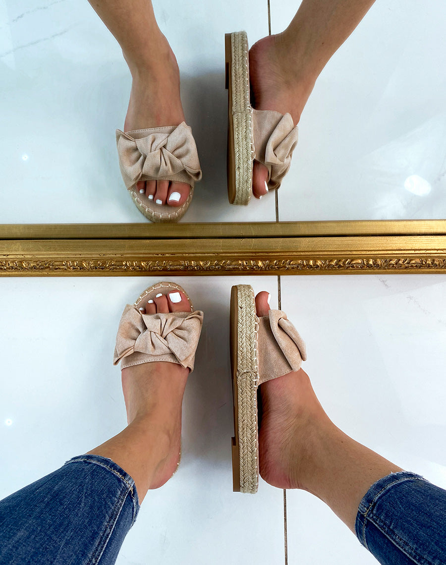 Mules plates en suédine beige en forme de nœud