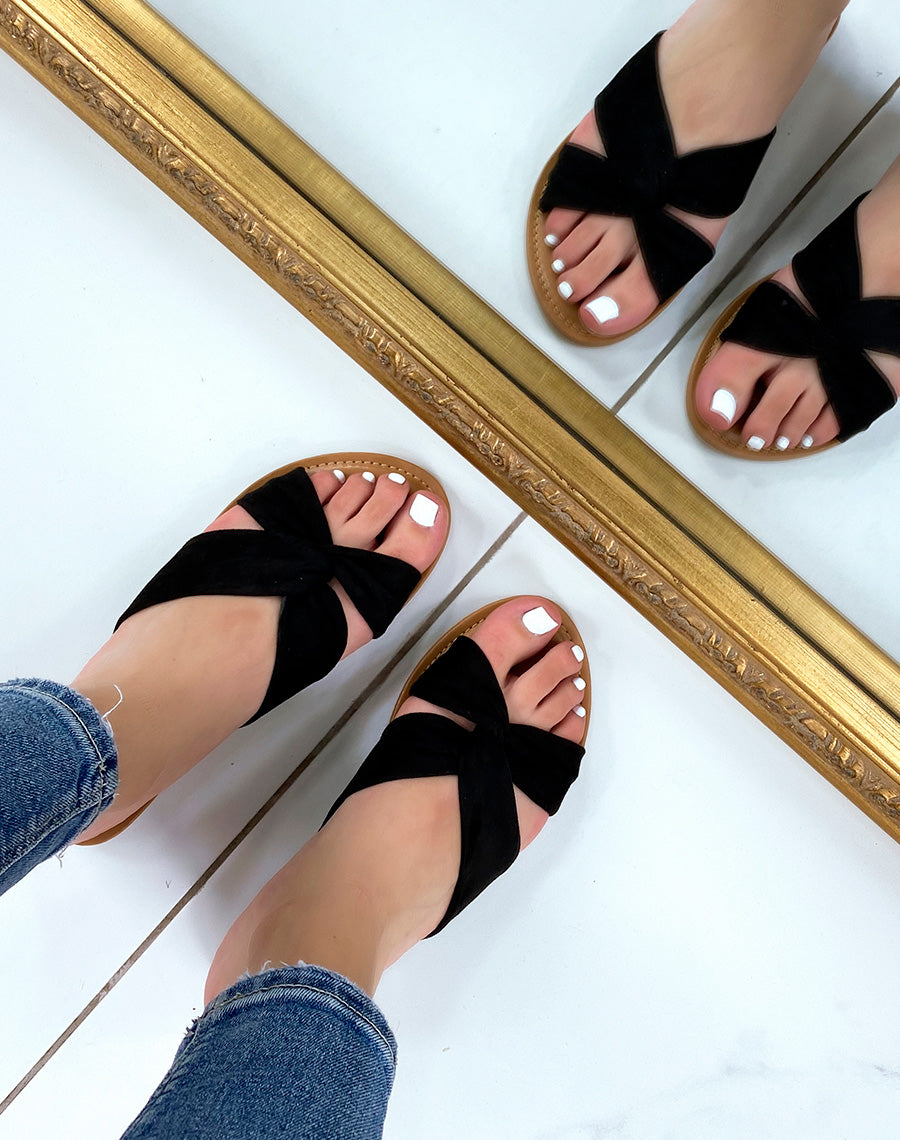 Mules plates en suédine noire à bride croisée