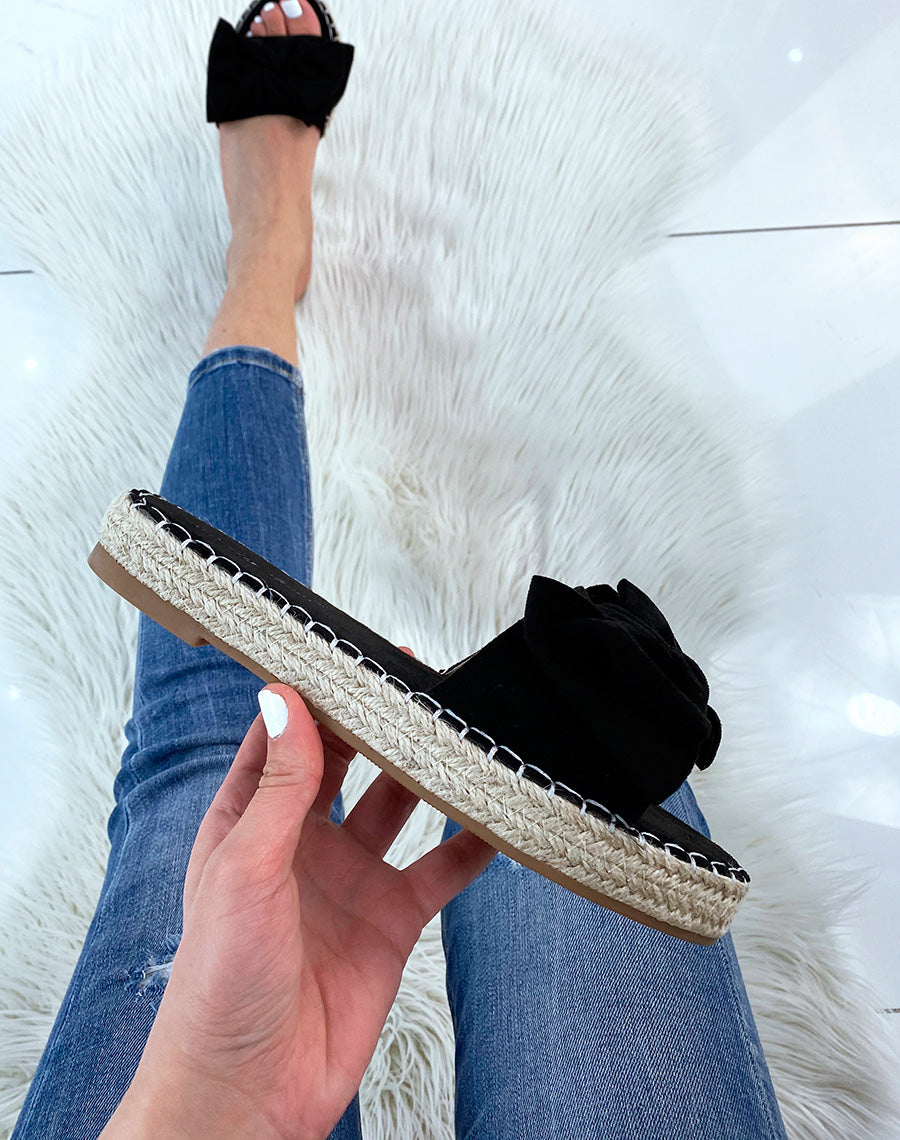 Mules plates en suédine noire en forme de nœud