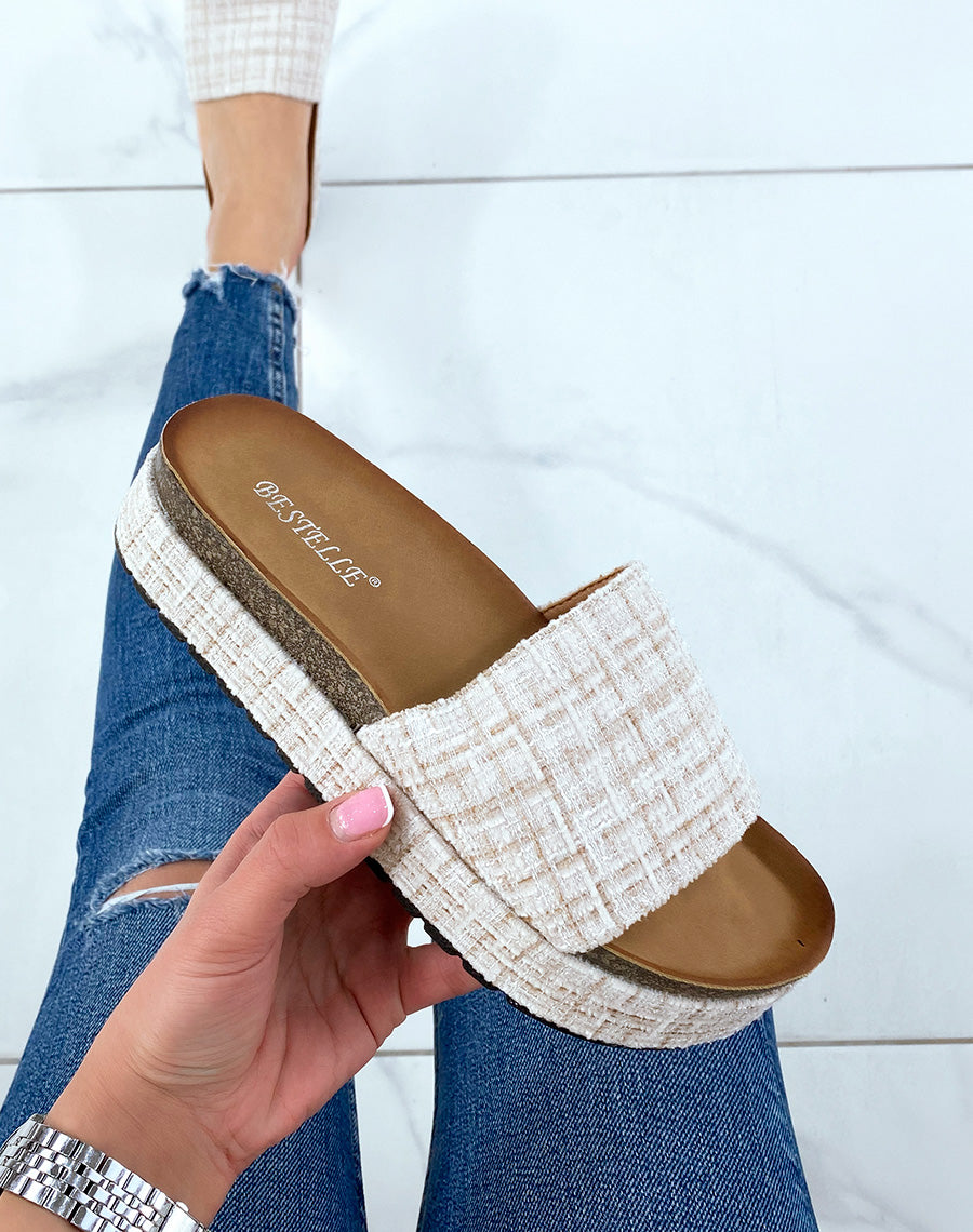 Mules plates en tweed beige