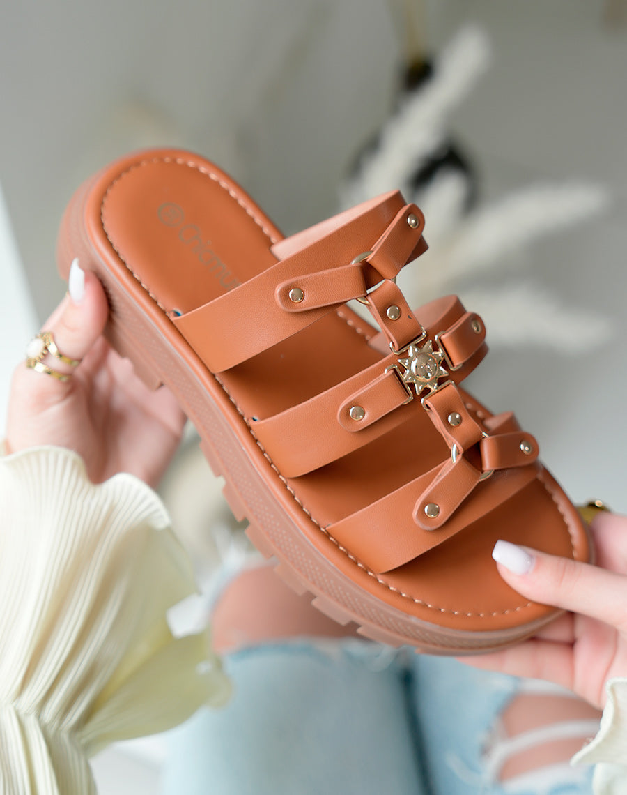 Mules plates femme camel à semelle crantée épaisse avec triple brides
