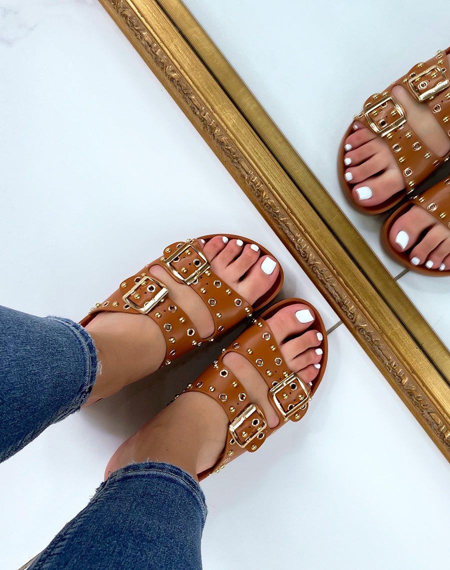 Mules plates marron à lanières ajustables et clous dorés