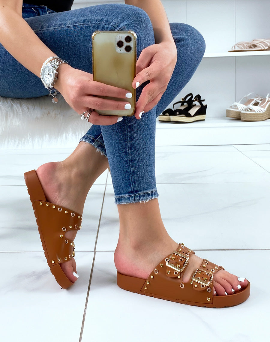 Mules plates marron à lanières ajustables et clous dorés