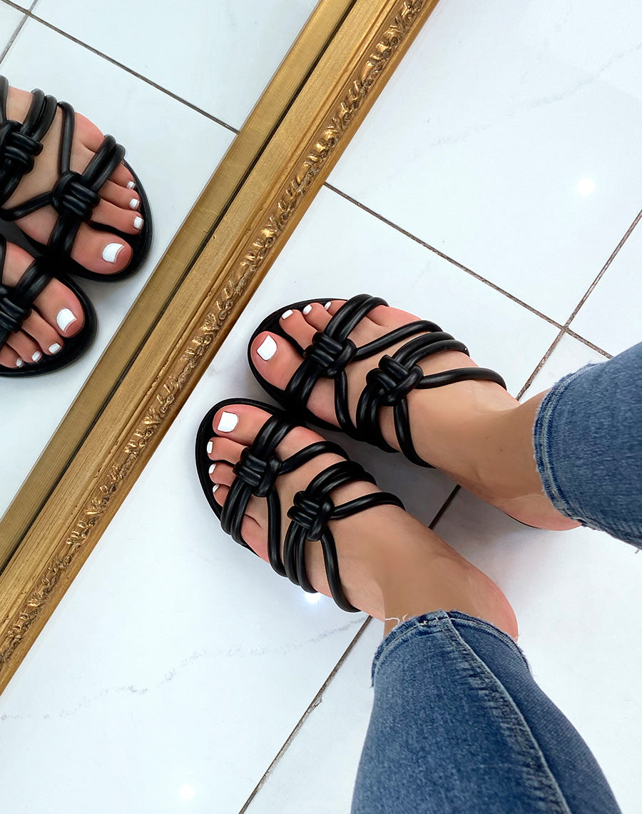 Mules plates noires à brides entrecroisées