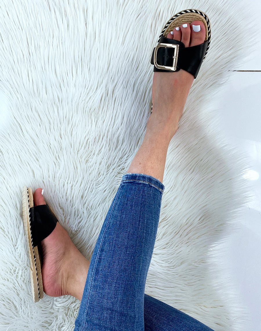 Mules plates noires à détail doré