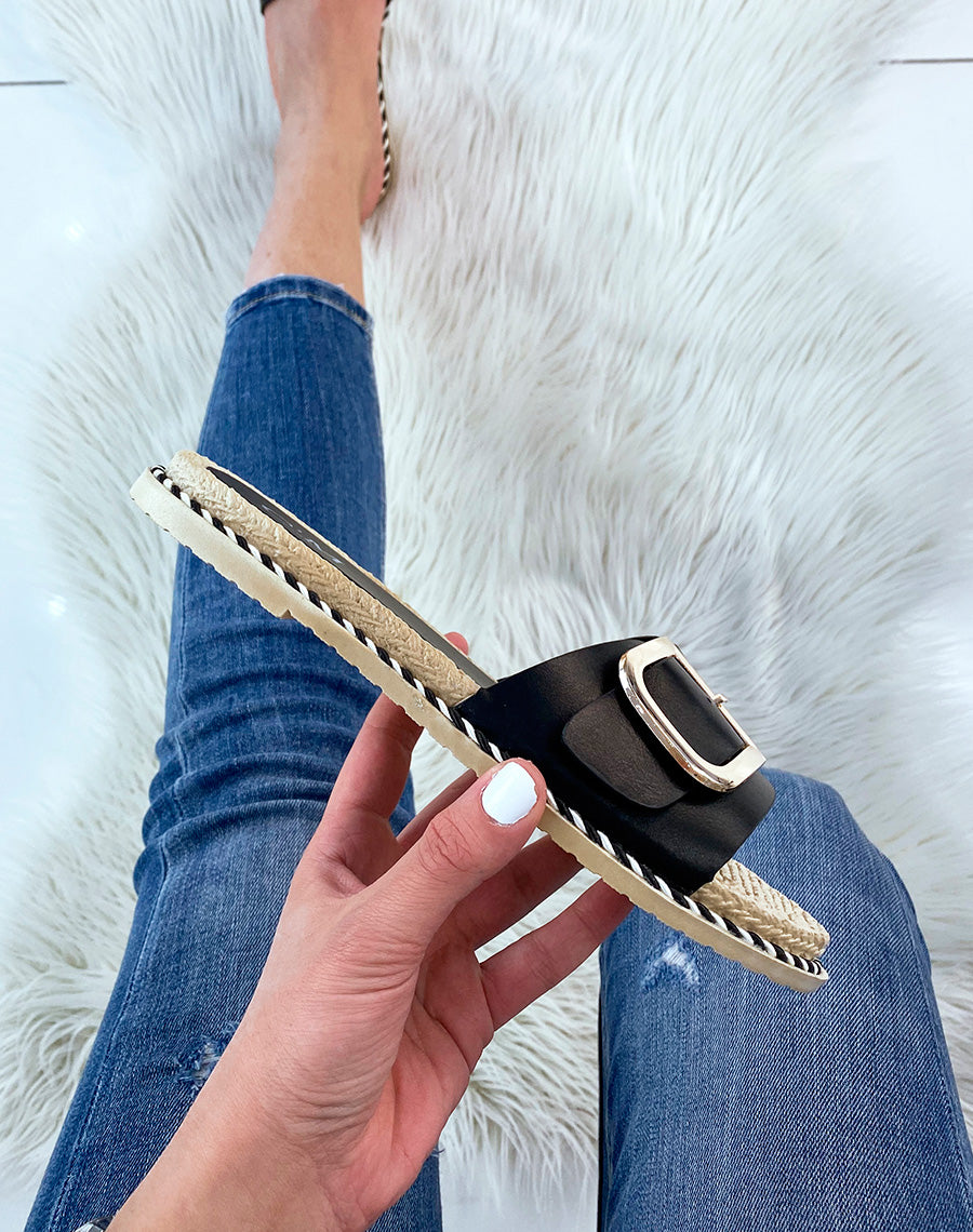 Mules plates noires à détail doré