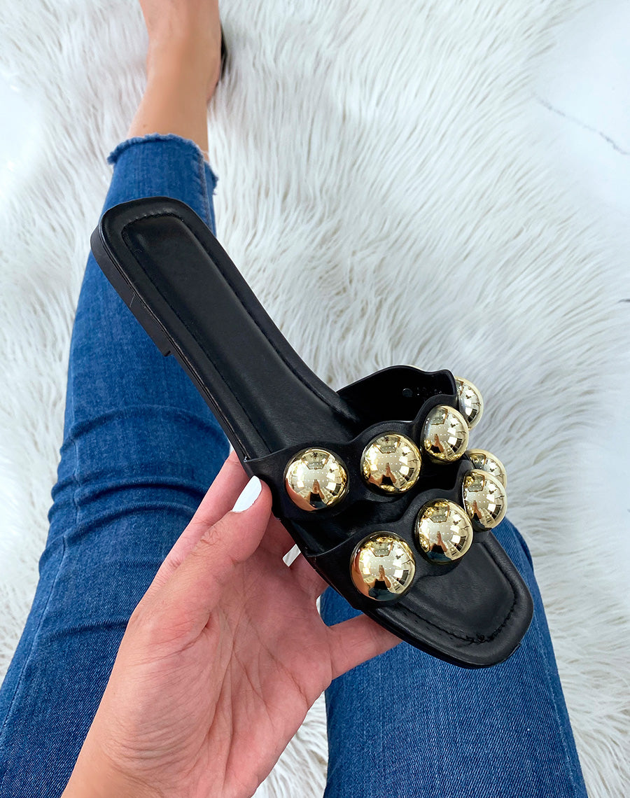 Mules plates noires à double brides et perles dorées