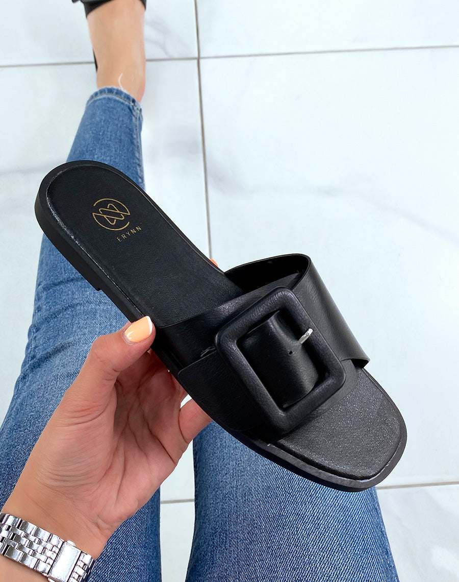 Mules plates noires à grosse lanière ceinturée