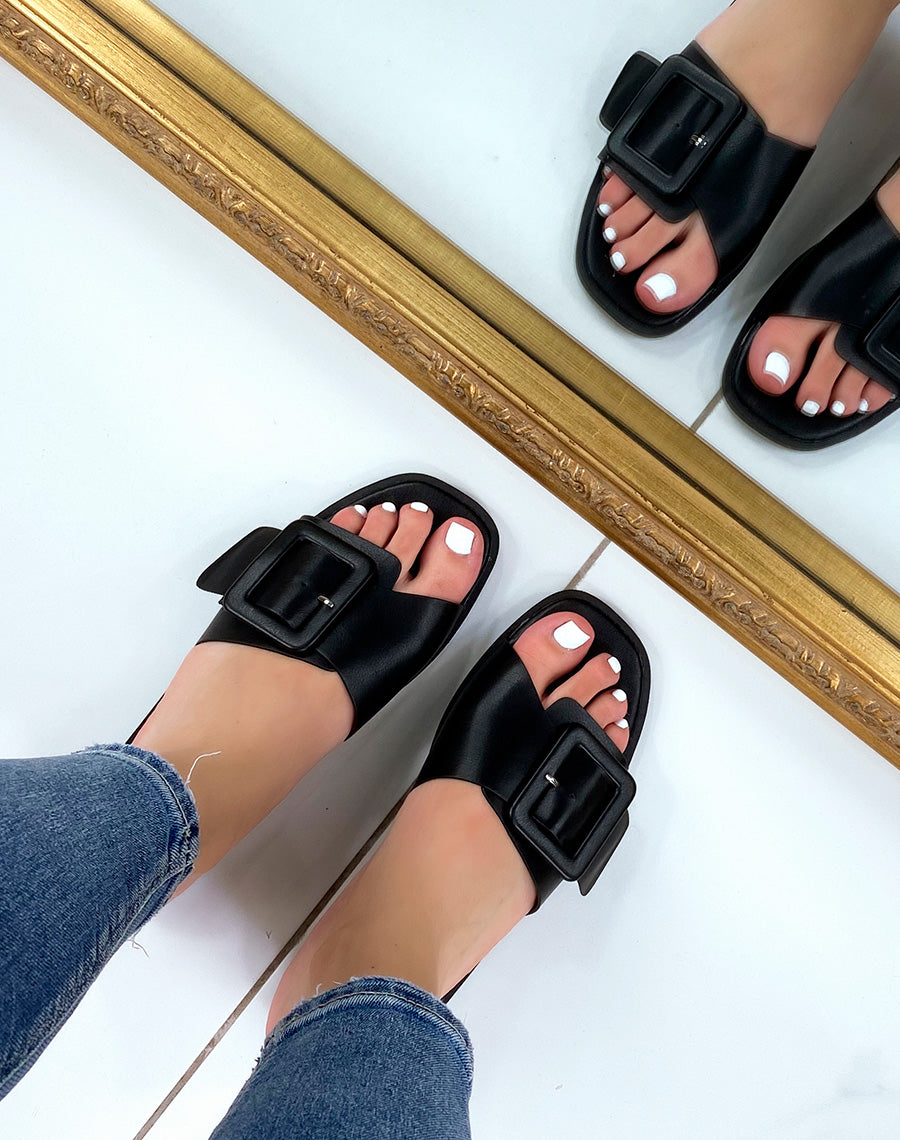 Mules plates noires à grosse lanière ceinturée