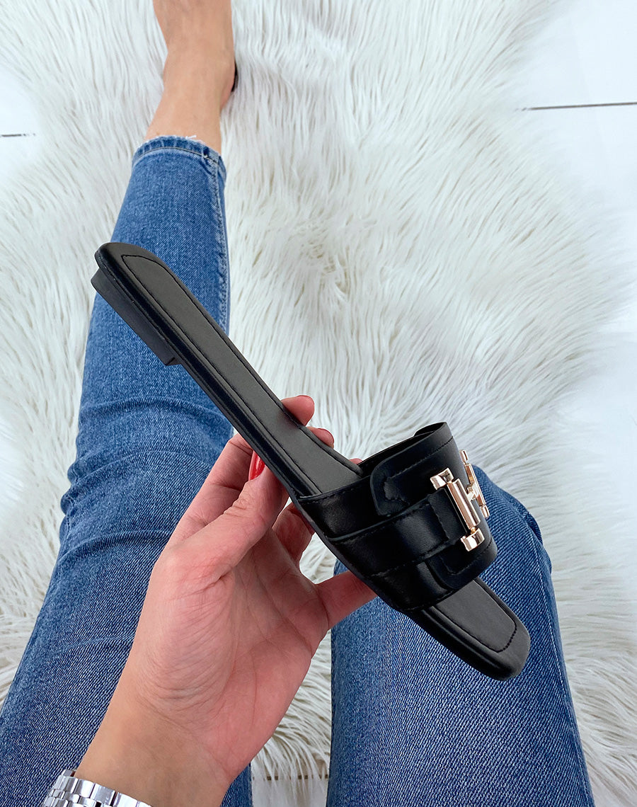 Mules plates noires à ornement doré