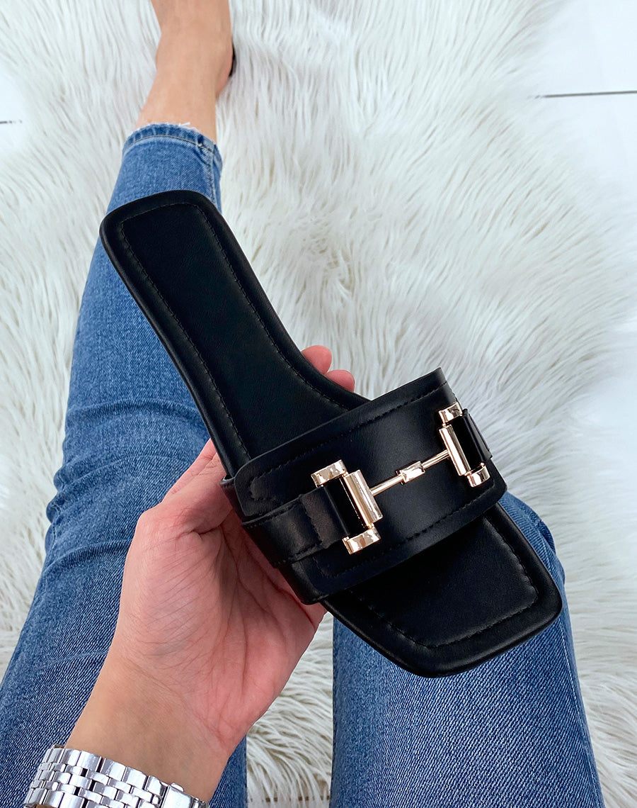 Mules plates noires à ornement doré