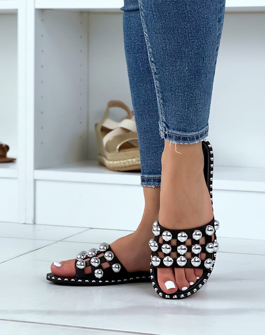 Mules plates noires à triple bride et grosses perles argentées
