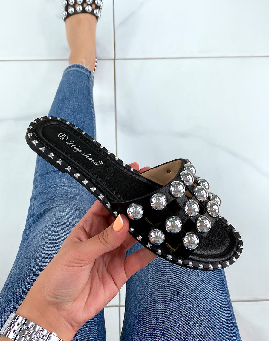 Mules plates noires à triple bride et grosses perles argentées