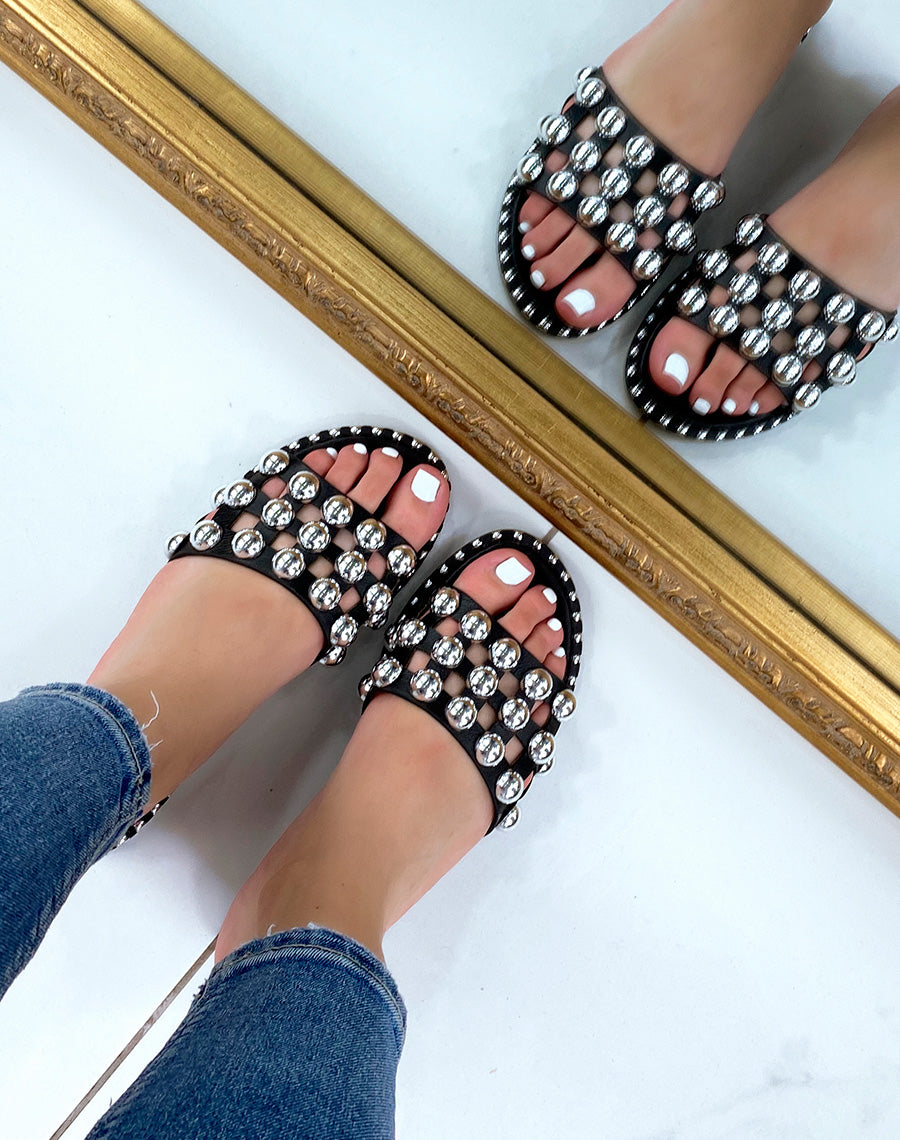 Mules plates noires à triple bride et grosses perles argentées