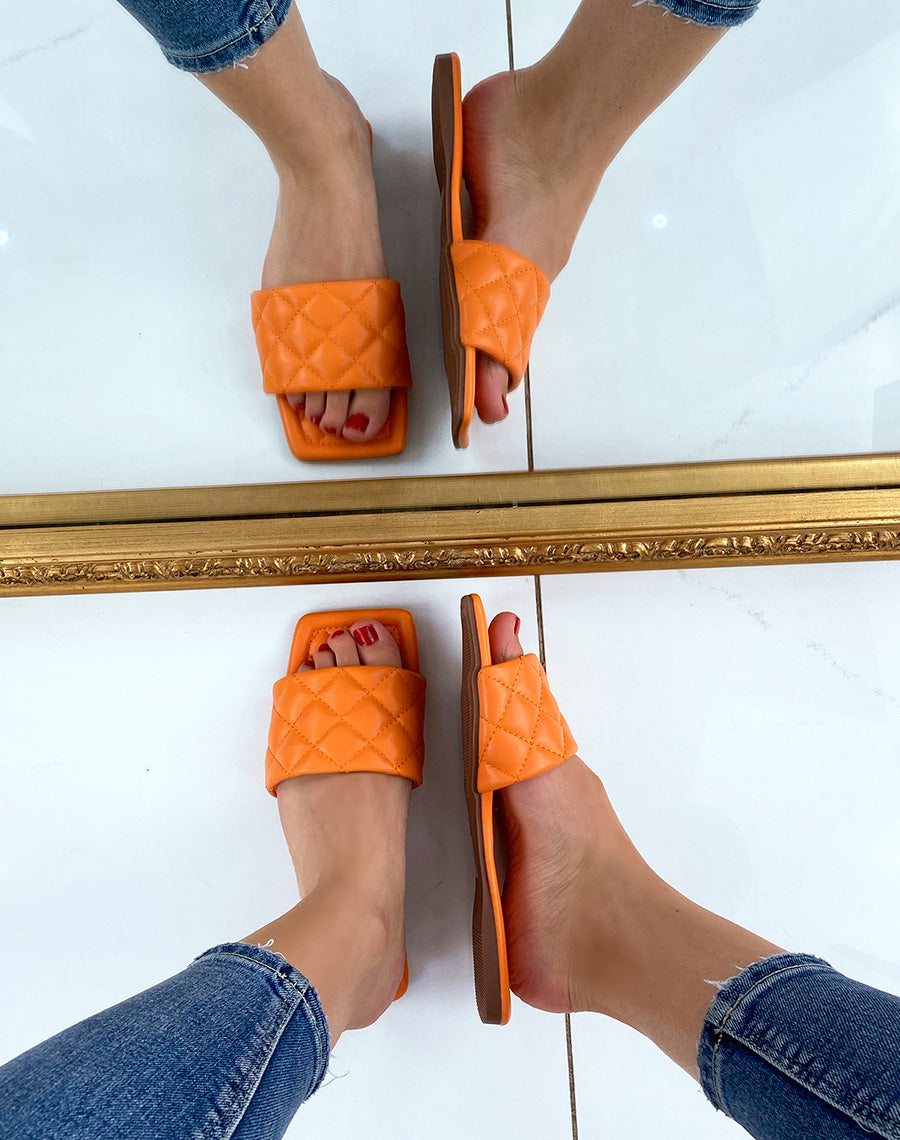 Mules plates orange matelassées