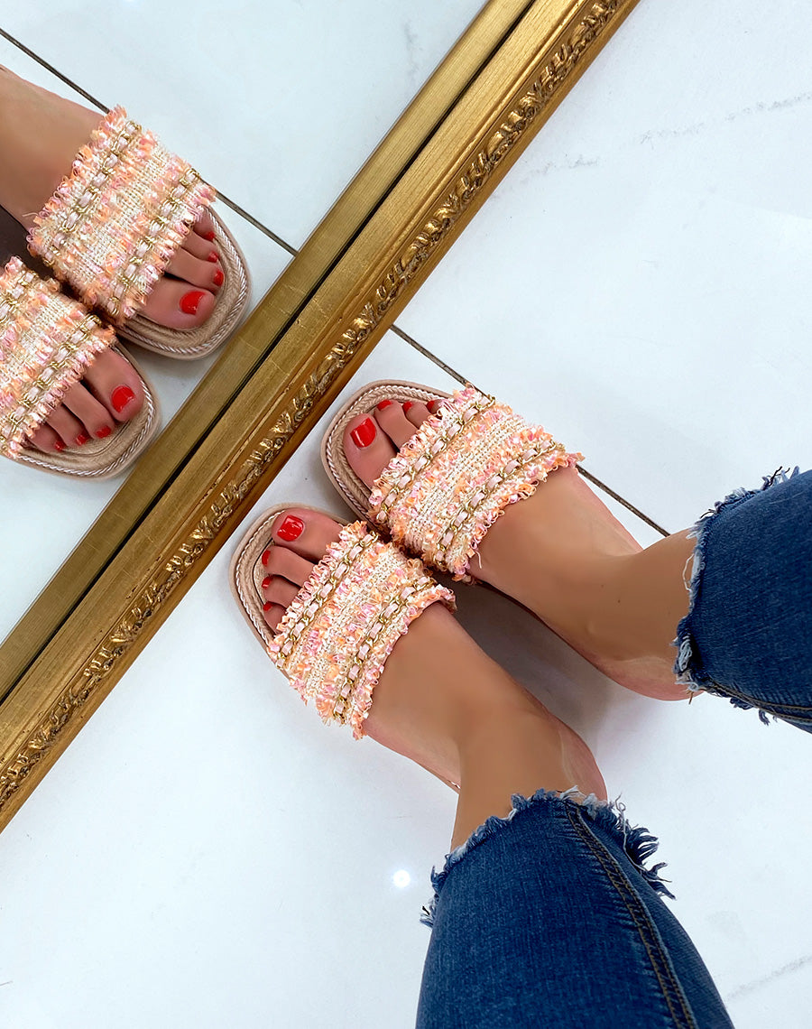 Mules plates roses à multiples détails et fine chaîne dorée