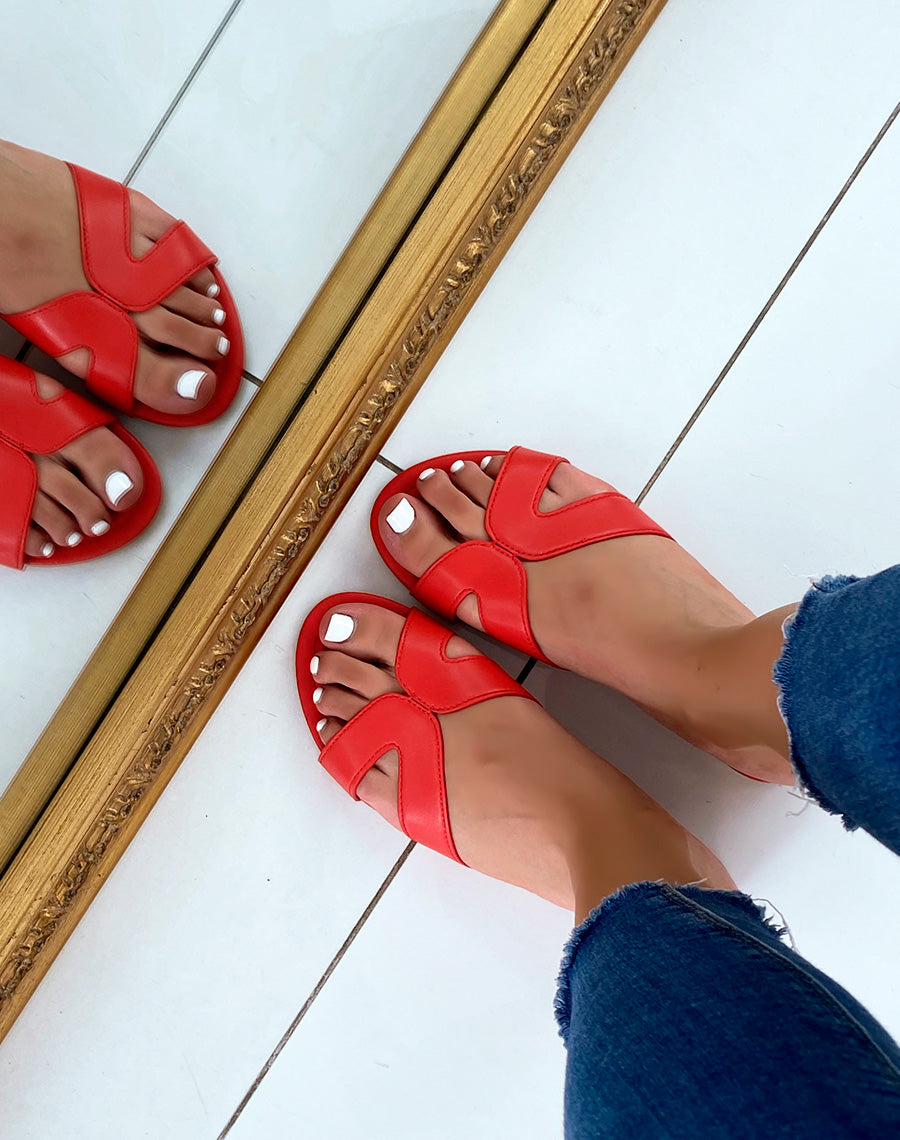 Mules plates rouges à brides croisées