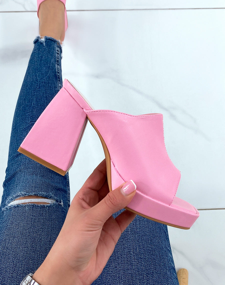 Mules roses à bride épaisse et talon épais et imposant