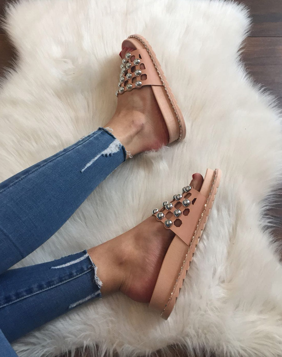 Mules roses à gros clous argentés