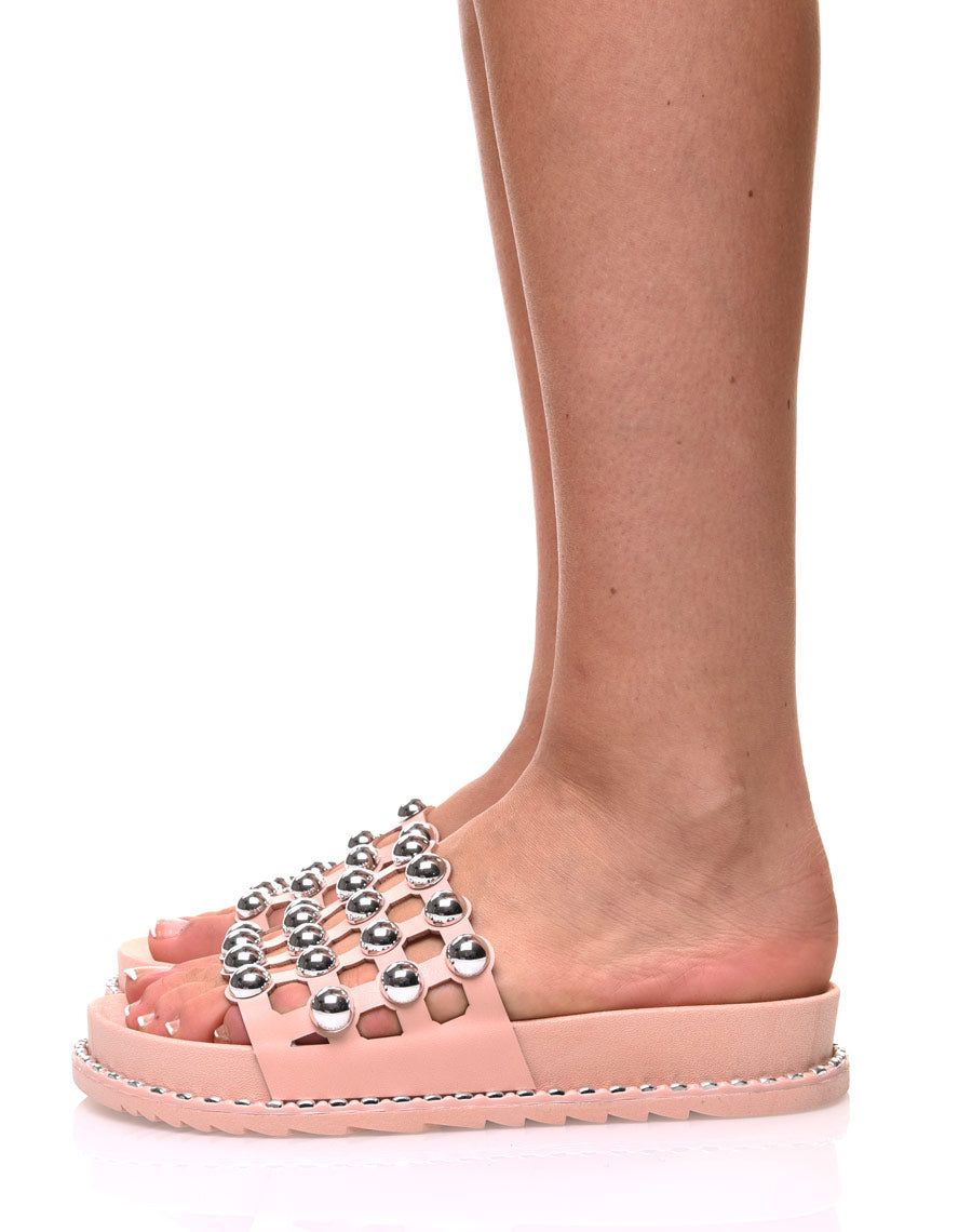 Mules roses à gros clous argentés