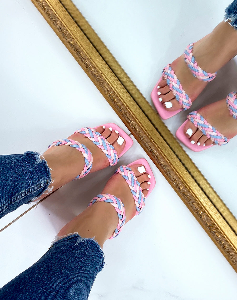 Mules roses tressées à talon bas carré