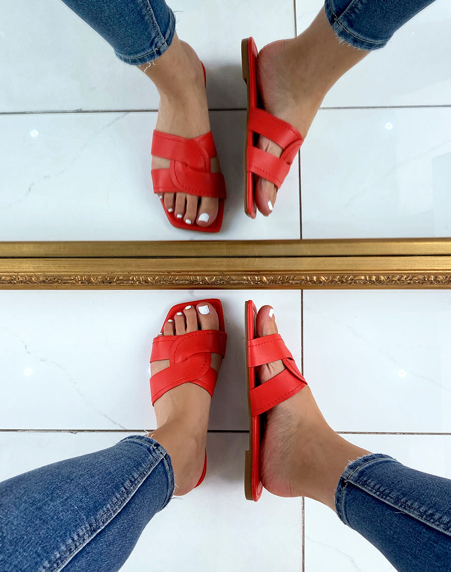 Mules rouges à larges brides entrecroisées