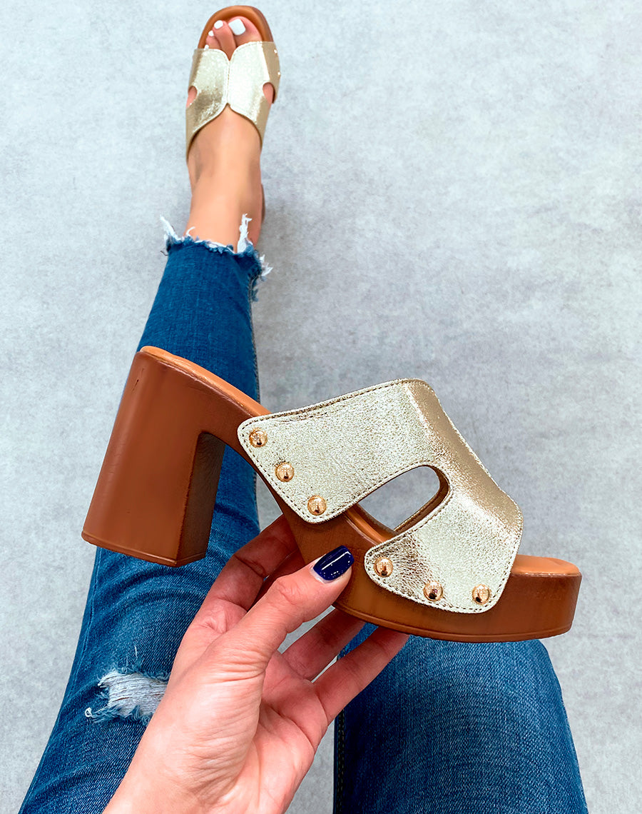 Mules sabots dorés à talons carrés et à détails dorés 