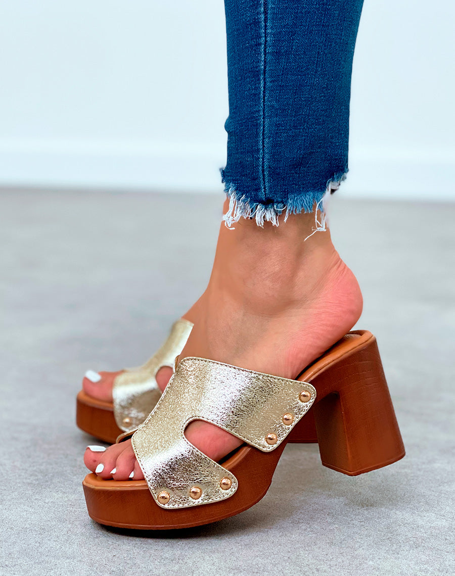 Mules sabots dorés à talons carrés et à détails dorés 