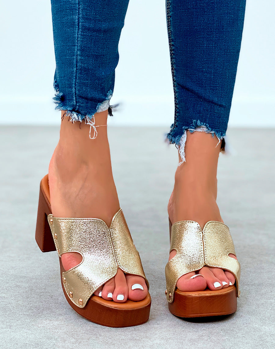 Mules sabots dorés à talons carrés et à détails dorés 