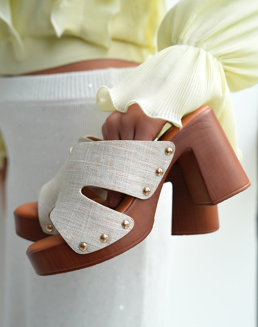 Mules sabots femme à bride en H en tissu beige clair et talons épais