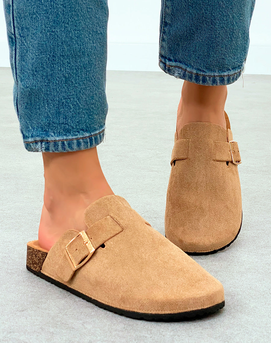 Mules Sabots Femme Taupe en Suédine avec Boucle Dorée – Élégance Naturelle