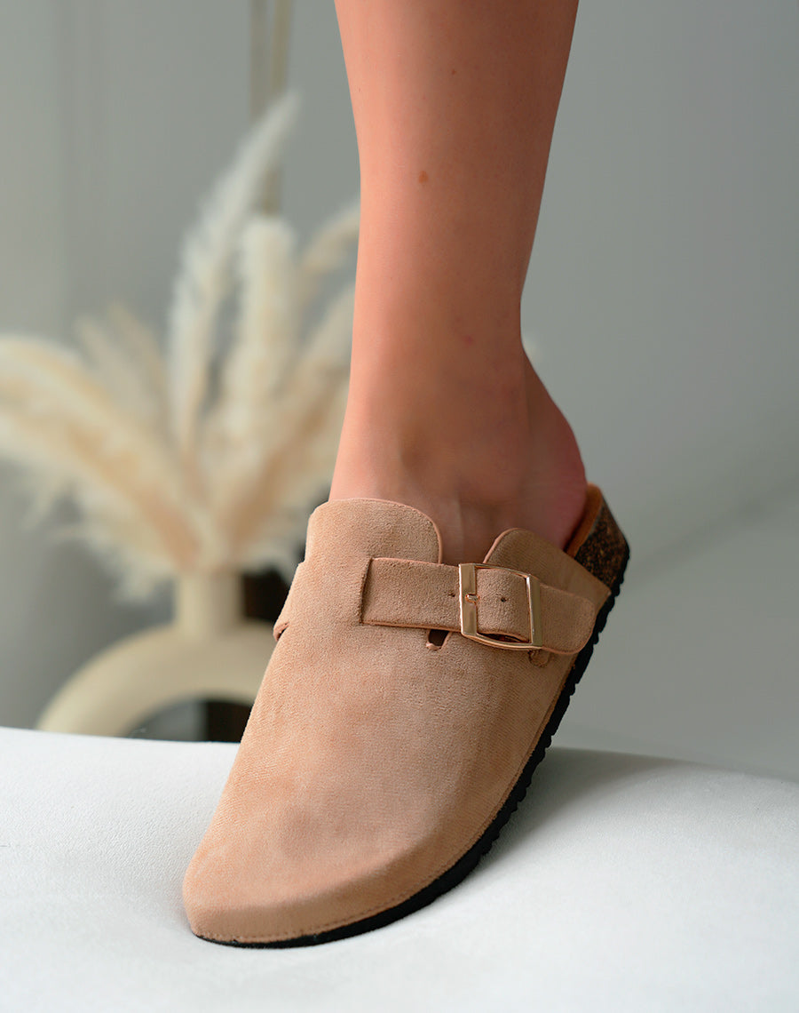 Mules Sabots Femme Taupe en Suédine avec Boucle Dorée – Élégance Naturelle