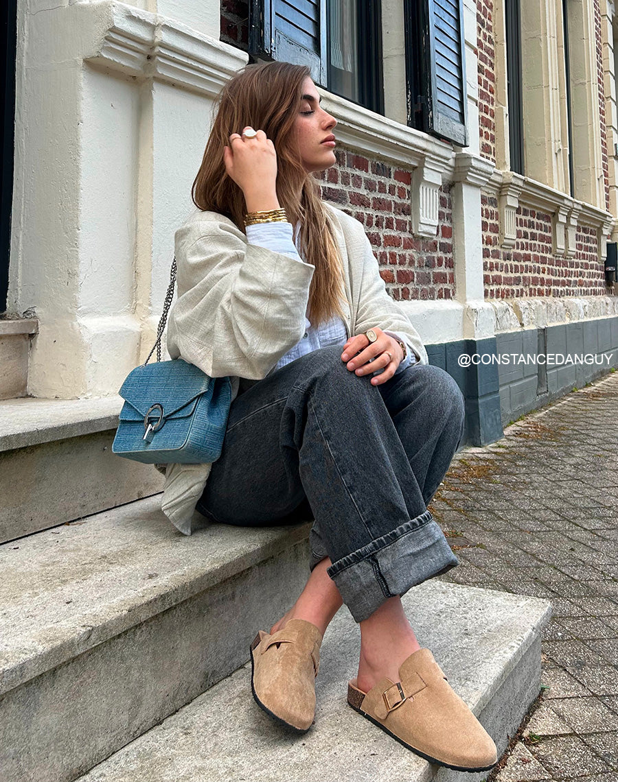 Mules Sabots Femme Taupe en Suédine avec Boucle Dorée – Élégance Naturelle